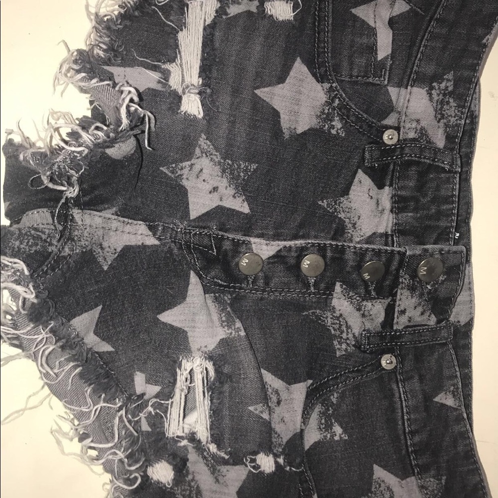 Star print jean shorts